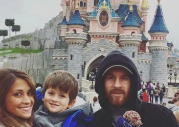 Antonela Roccuzzo deslumbra con su impecable y confortable estilo en su visita a Disney, acaparando todas las miradas