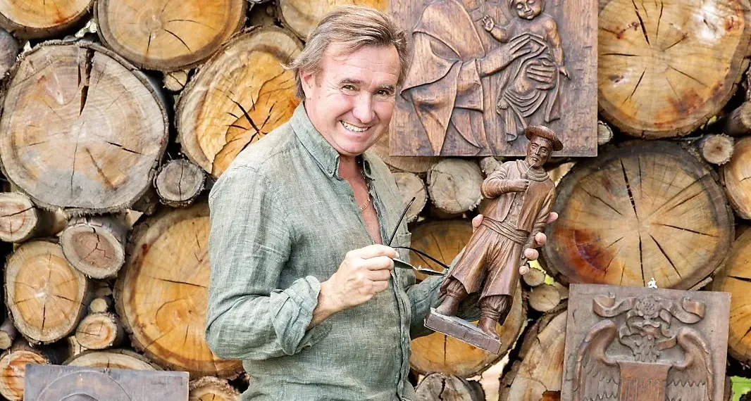 De las fiestas exclusivas al descubrimiento de una estatua nazi: El asombroso relato de Alfredo Etchegaray y su nueva vida en la naturaleza