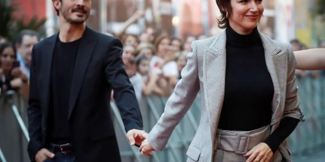 Úrsula Corberó sorprende con una declaración de amor al Chino Darín y un potente mensaje de amor propio al recibir un premio