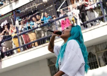 Karol G impresiona con su sorprendente presentación en una cárcel colombiana