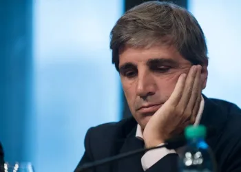 Aumentan las especulaciones sobre nuevos integrantes en el equipo de Caputo y se pospone un pago crucial en dólares