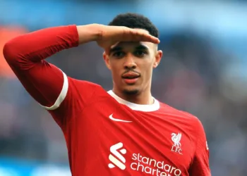 “Empate candente entre Manchester City y Liverpool en la Premier League, sin cambios en la tabla de posiciones”