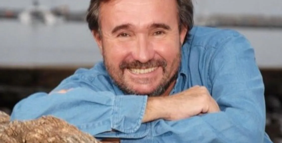 El increíble viaje de Alfredo Etchegaray: de las fiestas del jet set al descubrimiento de una estatua nazi en el mar, ahora vive en plena naturaleza