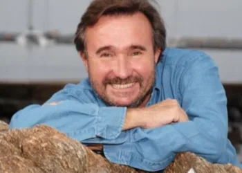 El increíble viaje de Alfredo Etchegaray: de las fiestas del jet set al descubrimiento de una estatua nazi en el mar, ahora vive en plena naturaleza