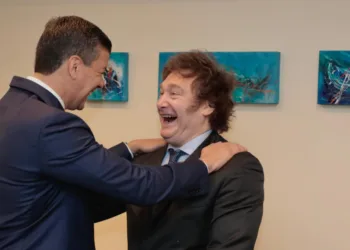 “Santiago Peña, presidente de Paraguay, revela las importantes medidas que Javier Milei debe adoptar para liderar a Argentina”