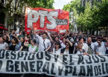 Marcha de organizaciones sociales y sindicales en rechazo al DNU de Milei. ¿El Congreso en peligro?