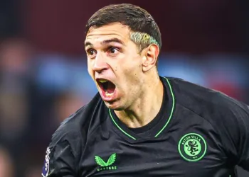 Impresionante actuación de “Dibu” Martínez deteniendo dos tiros de Erling Haaland en la victoria del Aston Villa contra el Manchester City en la Premier League