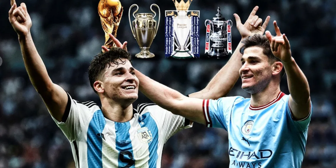 Julián Álvarez y la rutina de lo extraordinario. Trofeos, goles y una sonrisa imparable.