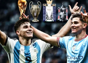 Julián Álvarez y la rutina de lo extraordinario. Trofeos, goles y una sonrisa imparable.