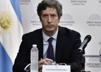 El presidente del Banco Central anticipa un paquete de medidas aún más “amplio y significativo” que el DNU y critica a la CGT.