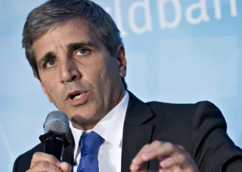 ¡Descubre el audaz plan de Caputo para enfrentar la volatilidad del dólar!