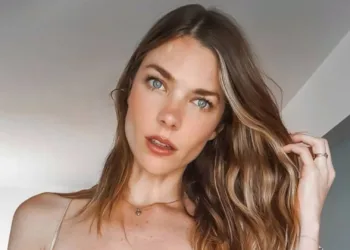 “Ex radióloga hija de una de las Trillizas de Oro encuentra su verdadera pasión después de un llamado telefónico”