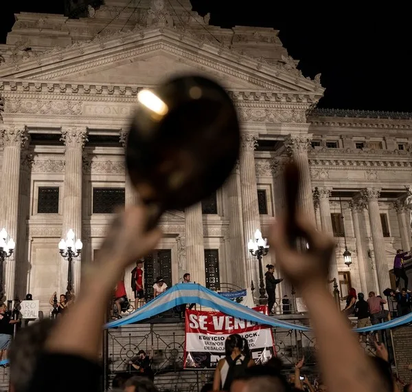 El Gobierno responde a los cacerolazos contra el DNU: ¿Síndrome de Estocolmo o minoría ideologizada?