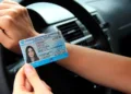 Descubre cuándo podrías enfrentar dificultades al renovar tu licencia de conducir según tu edad