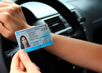 Descubre cuándo podrías enfrentar dificultades al renovar tu licencia de conducir según tu edad