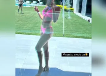 ¡La foto en bikini de Antonela Roccuzzo arruinada accidentalmente por Leo Messi!