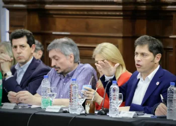 Kicillof, Massa y Máximo encabezan cuestionamientos al DNU de Milei.