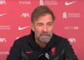 Jürgen Klopp explota de furia por un chiste desafortunado del conductor: “¡Eres completamente ignorante!”, se viraliza en video.