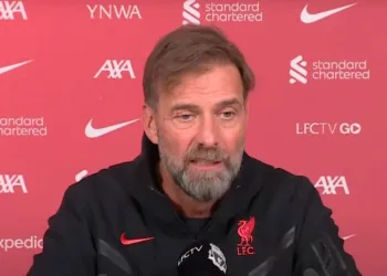 Jürgen Klopp explota de furia por un chiste desafortunado del conductor: “¡Eres completamente ignorante!”, se viraliza en video.