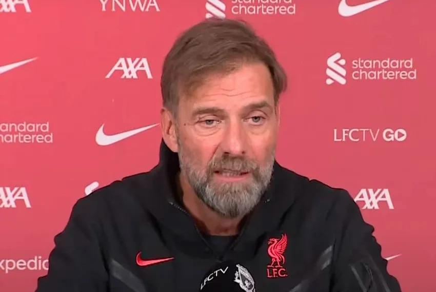 Jürgen Klopp explota de furia por un chiste desafortunado del conductor: “¡Eres completamente ignorante!”, se viraliza en video.