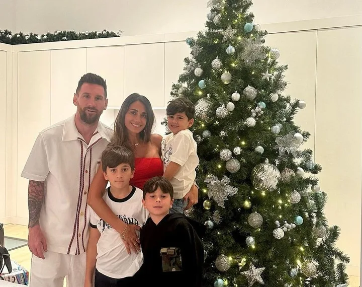Antonela Roccuzzo revela anticipadamente sus regalos navideños y muestra la impresionante decoración del árbol de los Messi