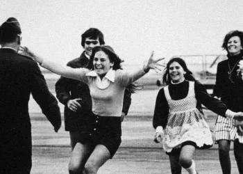 Emotivo reencuentro de un héroe de guerra con su familia capturado en una premiada foto de Pulitzer. Entérate del oscuro trasfondo de la fotografía.