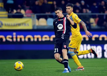 Los argentinos Matías Soulé y Valentín Carboni anotan goles en el partido del Monza contra Frosinone en la Serie A.