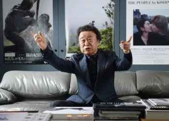 Fallece Kishin Shinoyama, el renombrado fotógrafo que capturó la esencia íntima de John Lennon y Yoko Ono