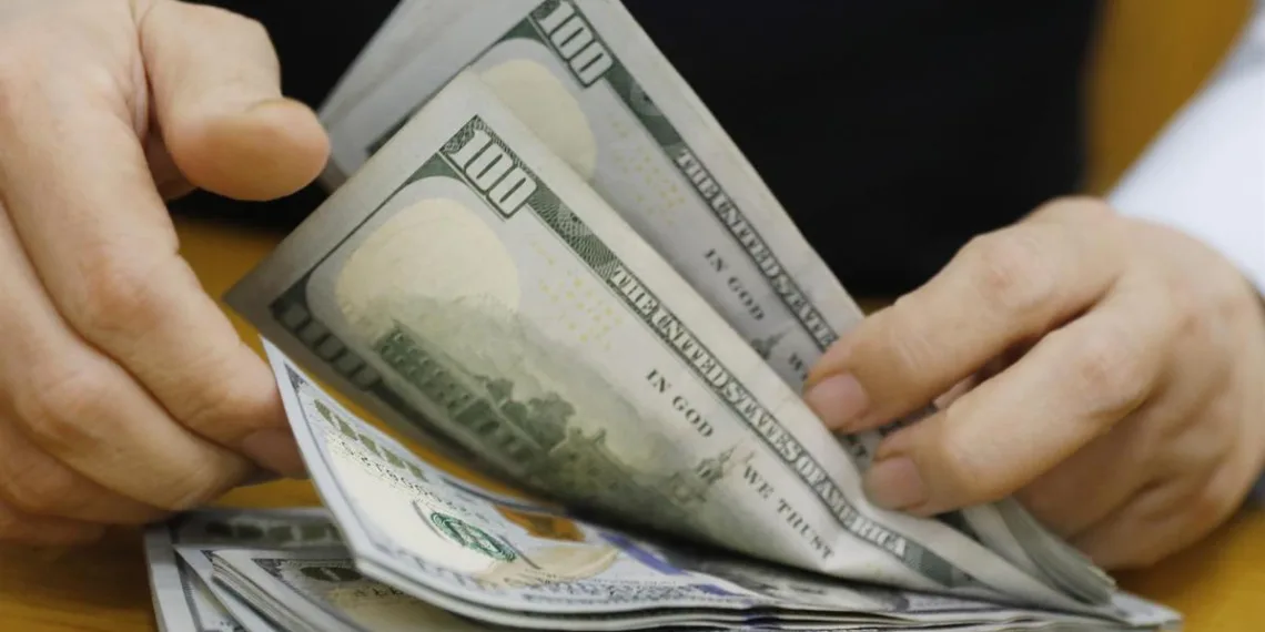 El calor del verano impulsa el dólar mientras una consulta popular influye en las reformas