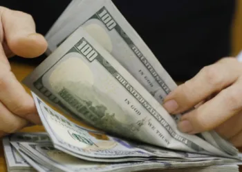 El calor del verano impulsa el dólar mientras una consulta popular influye en las reformas