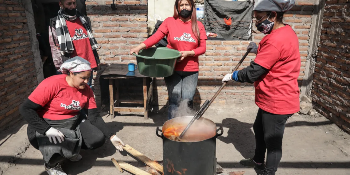 El Gobierno implementa un nuevo sistema de asignación de fondos por tarjeta a los comedores sociales, suspendiendo los envíos de alimentos.