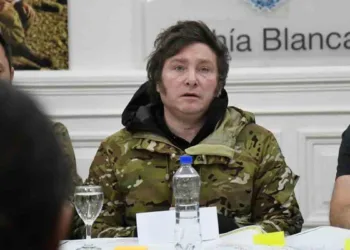 Javier Milei exige encontrar una solución inmediata ante la crisis militar y manifiesta su enojo.