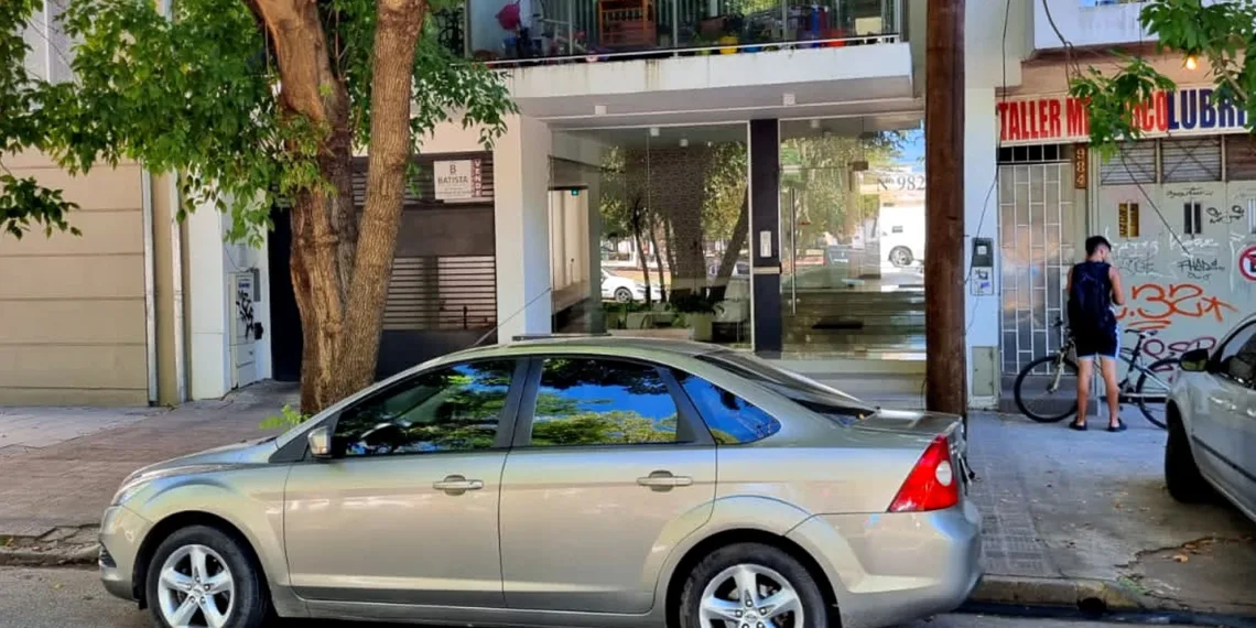 Robo en La Plata: Delincuentes aprovechan distracción en partido de fútbol y asaltan vivienda en Lanús