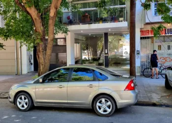 Robo en La Plata: Delincuentes aprovechan distracción en partido de fútbol y asaltan vivienda en Lanús