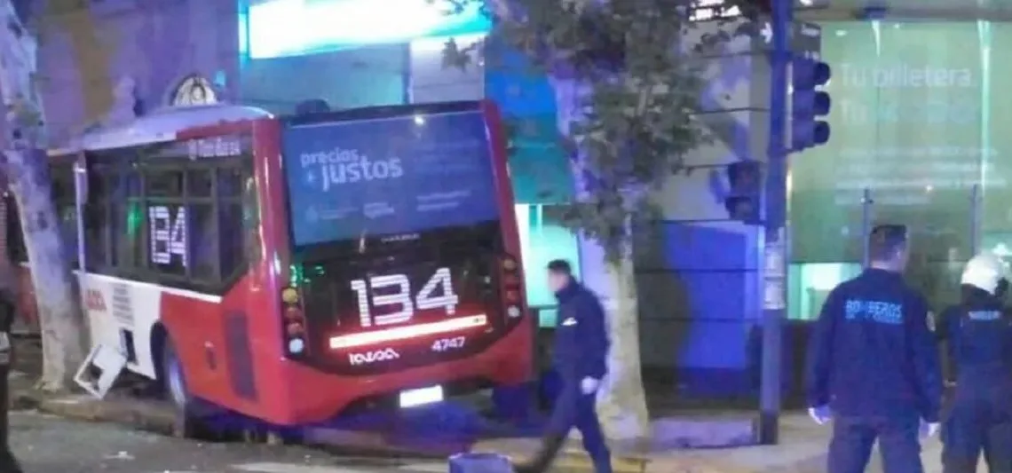 Accidente fatal: choque entre dos colectivos deja víctima y conductor ebrio embiste patrullero