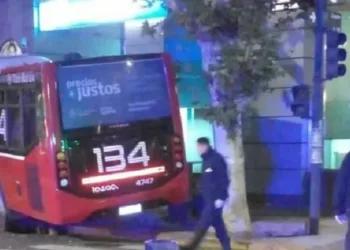 Accidente fatal: choque entre dos colectivos deja víctima y conductor ebrio embiste patrullero