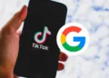 Google vs TikTok. Enfrentamiento por la dominación del mercado digital Centennial.