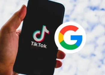 Google vs TikTok. Enfrentamiento por la dominación del mercado digital Centennial.