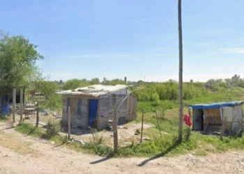 Detenidos dos hombres por tiroteo mortal en ocupación de terrenos. Se buscan a dos sospechosos adicionales.