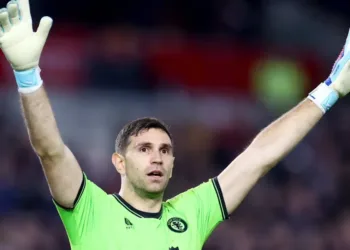 El “Dibu” Martínez se destaca en una intensa jornada de la FA Cup junto a campeones del mundo.