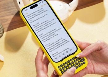 ¿Extrañas a tu BlackBerry? Lanzaron una funda para iPhone con teclado incorporado.
