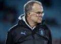 Uruguay gana su primer partido en el Preolímpico con la presencia de Marcelo Bielsa en la tribuna debido a una suspensión.