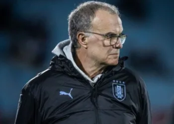 Uruguay gana su primer partido en el Preolímpico con la presencia de Marcelo Bielsa en la tribuna debido a una suspensión.
