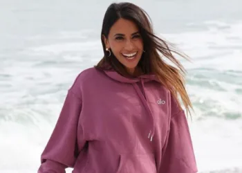 Antonela Roccuzzo cautiva en la playa con un estilo relajado junto a una compañía muy especial