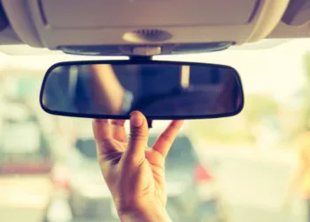La técnica de “las dos zonas” en los espejos del auto: un método clave para una conducción segura
