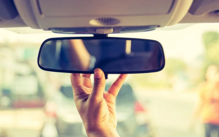 La técnica de “las dos zonas” en los espejos del auto: un método clave para una conducción segura