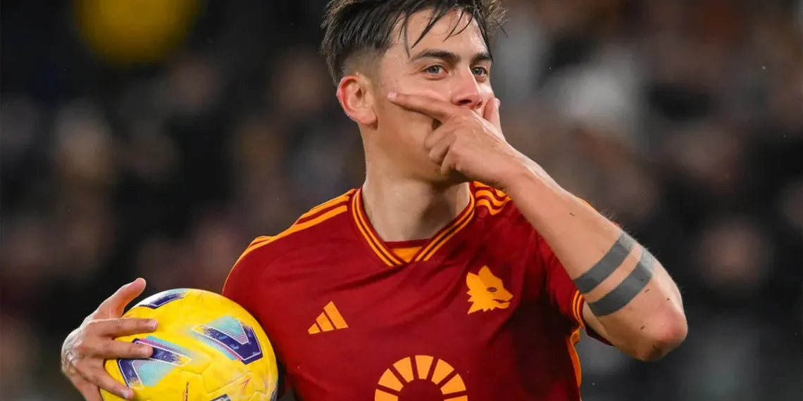 Paulo Dybala anota un triplete en la victoria de Roma sobre Torino en la Serie A.