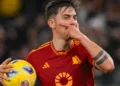 Paulo Dybala anota un triplete en la victoria de Roma sobre Torino en la Serie A.