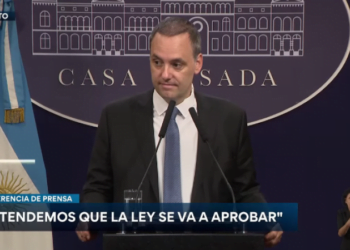 Manuel Adorni señala a líderes de izquierda por promover disturbios frente al Congreso y hace un llamado a respetar a la policía.