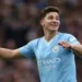 Julián Álvarez, en su cumpleaños 24, anota dos goles en seis minutos para el Manchester City en la Premier League.